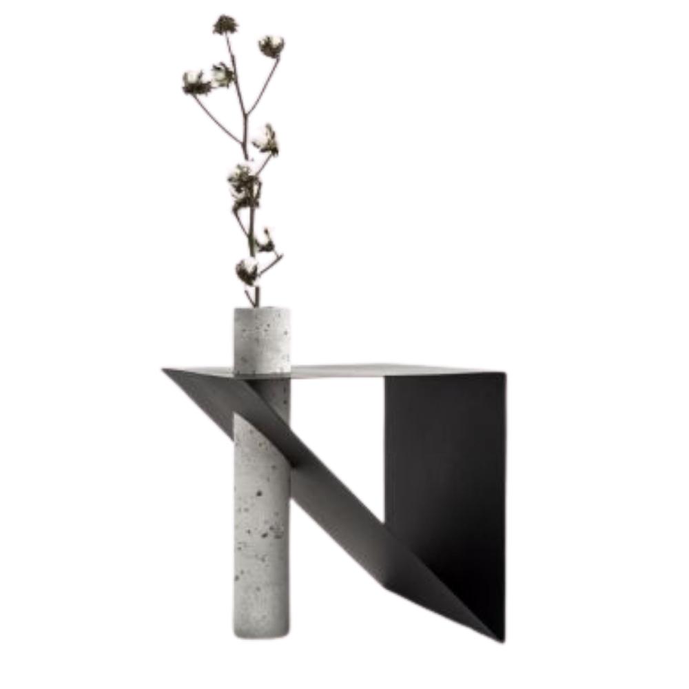 Mesa Lateral Line Metal com Vaso Assinado por FYP Design