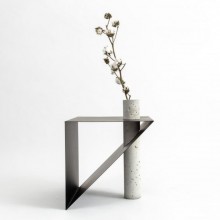Mesa Lateral Line Metal com Vaso Assinado por FYP Design