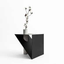 Mesa Lateral Line Metal com Vaso Assinado por FYP Design